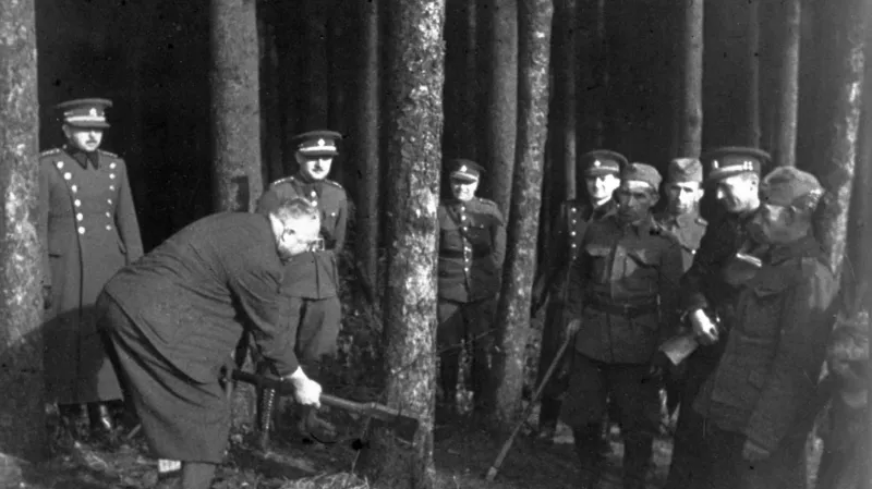 Ing. Karas se sekyrou při zahájení kácení pro stavbu dálnice