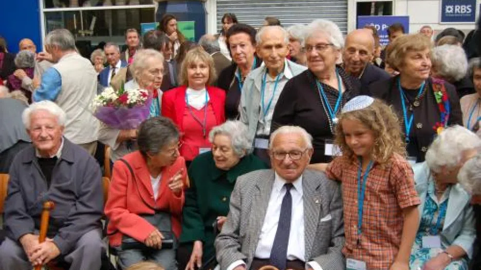 Nicholas Winton přivítal v Londýně cestující vlaku Winton Train