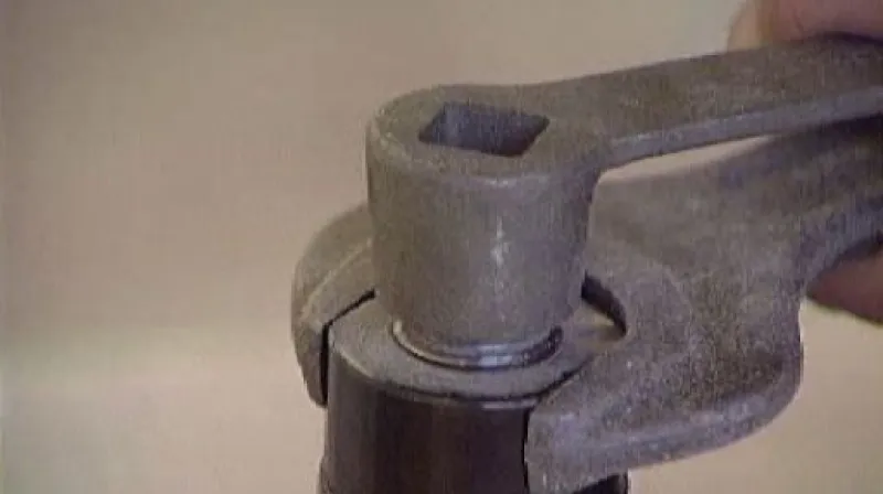 Průmysl stále padá