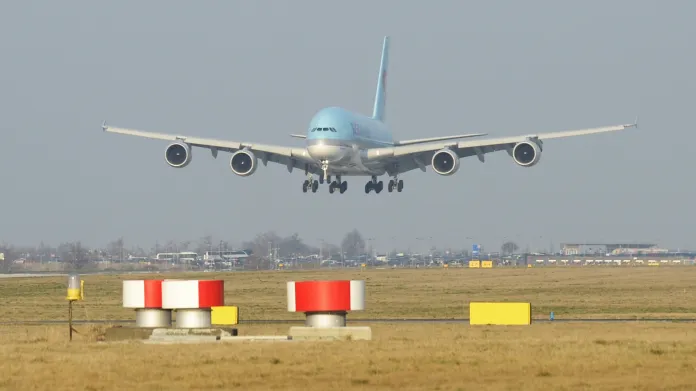 Airbus A380 při přistání na letišti v Praze