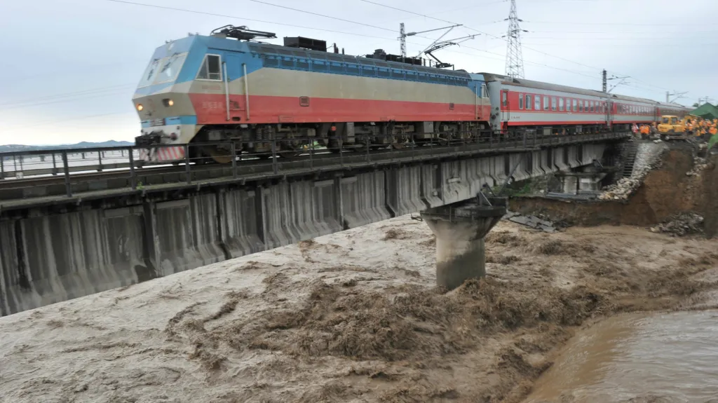Západní Čínu postihly nejhorší záplavy za posledních 50 let