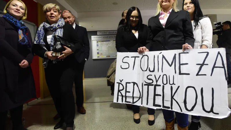 Studentky přišly podpořit ředitelku Střední zdravotnické školy k pražskému obvodnímu soudu v listopadu 2016