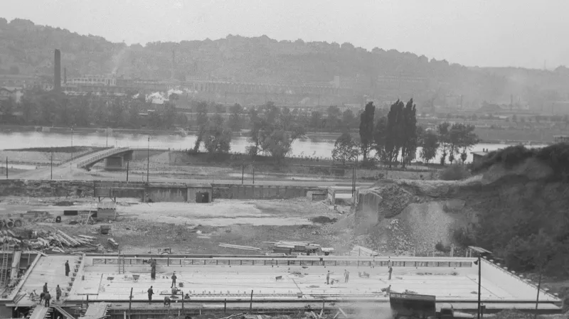 Stavba podolského stadionu