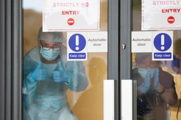 Johnson otočil, zdravotníci z ciziny si nebudou muset připlácet na péči