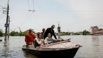 Dobrovolníci evakuují místní obyvatele i s jejich mazlíčky v zaplaveném Chersonu. Foceno 8. června 2023
