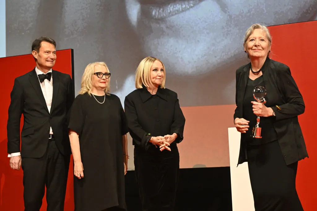 Cena diváků patří dokumentu Heleny Třeštíkové o zpěvačce Báře Basikové. Krom režisérky a protagonistky snímku (první dvě zprava) cenu přebírali také producenti Kateřina Černá a Pavel Strnad