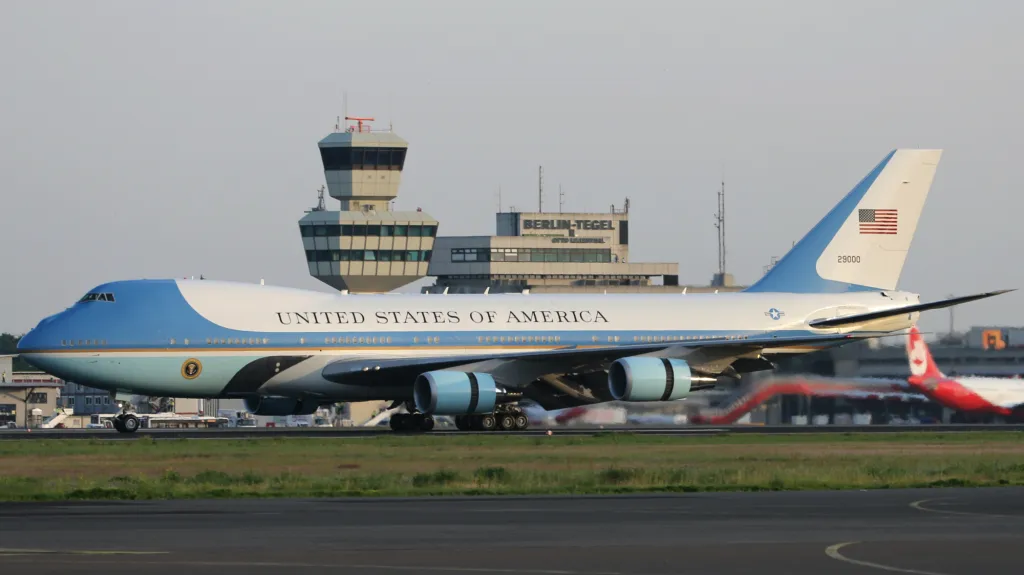 Air Force One přistál na berlínském letišti Tegel