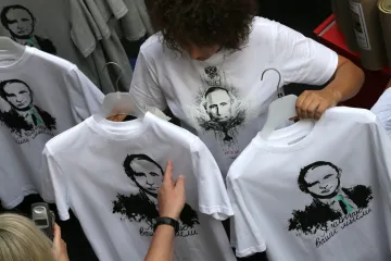 Rusové stojí za Putinem, a to i ve frontě na jeho tričko