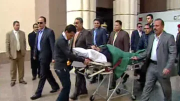 Husní Mubarak na cestě k soudu