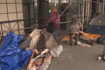 „To není americký sen, který nám slibovali.“ New York řeší problémy s ubytováním migrantů