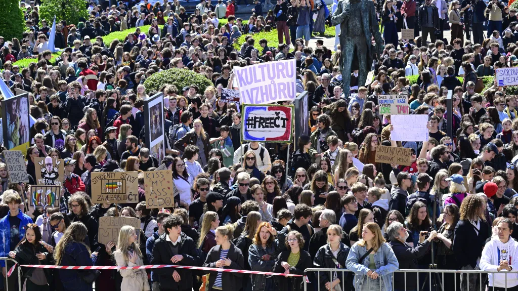 Studio ČT24: Protest studentů na podporu médií veřejné služby