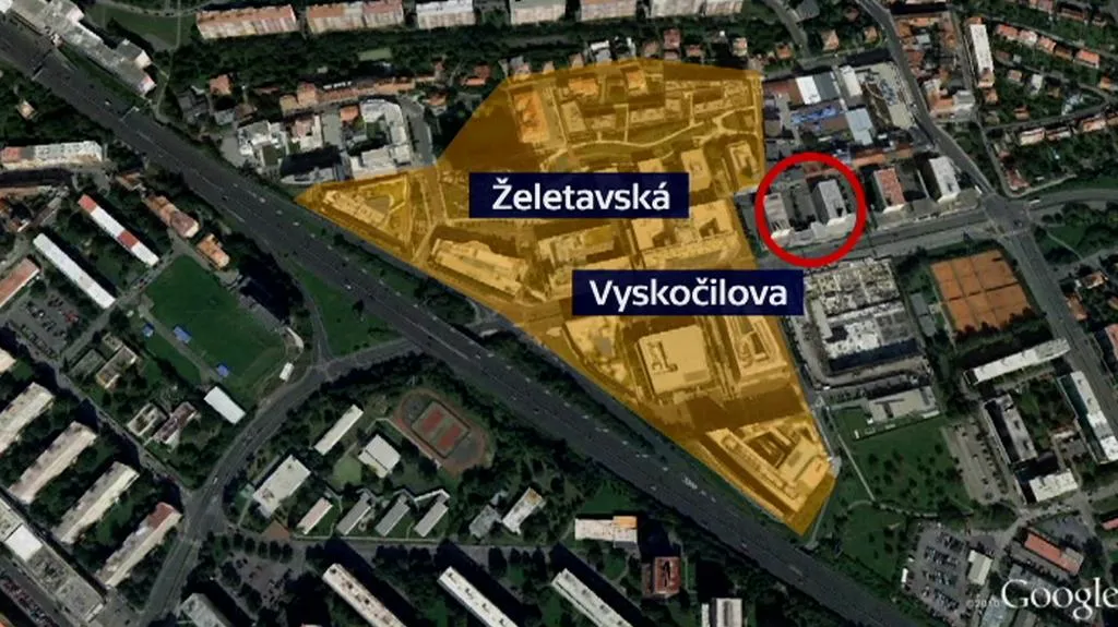 Místo, kde má stát nová budova (červené kolečko)