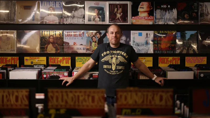 Doug Putman v obchodě His Master's Voice