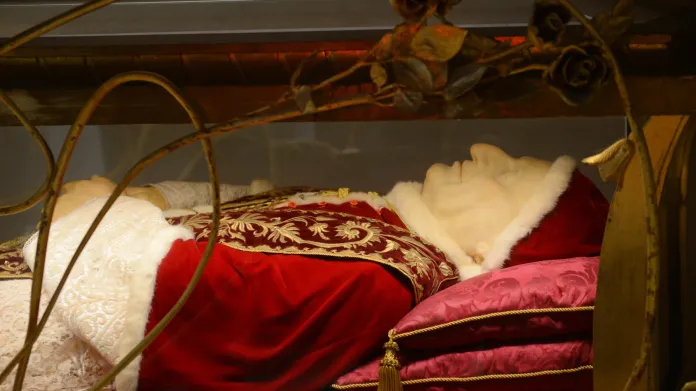 Tělo Jana XXIII. je vystaveno ve skleněné rakvi