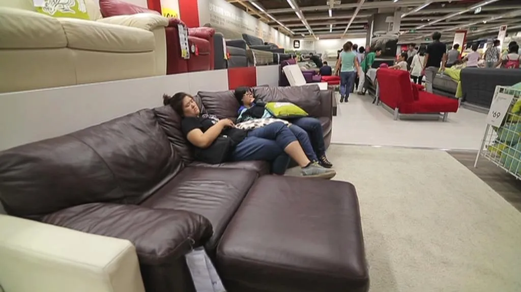 Číňané používají obchodní dům IKEA i jako noclehárnu