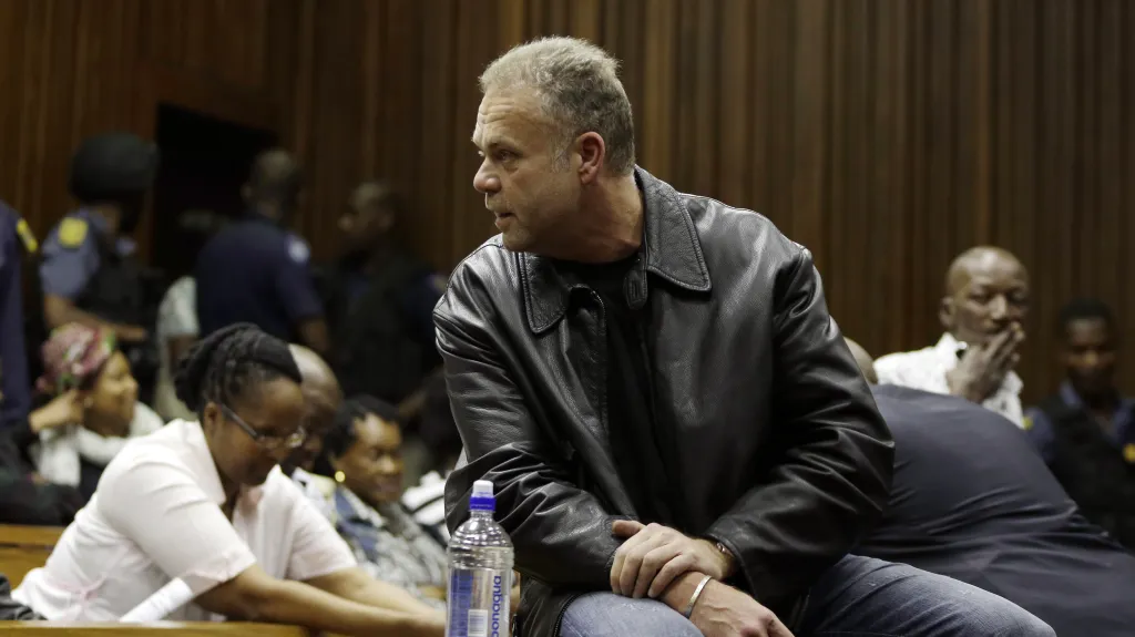 Radovan Krejčíř si u soudu povídá s novináři