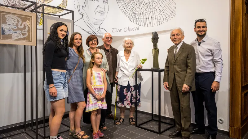 Rodina sklářských výtvarníků Olivových na výstavě Olivy ve skle