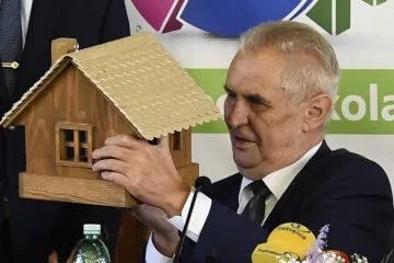 Zahájení školního roku: Ministr kvůli nemoci chyběl, prezident dostal ptačí budku