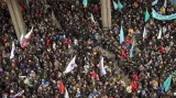 Pro a protiruští demonstranti před krymským parlamentem