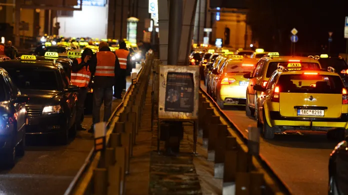 Protest taxikářů na pražské magistrále
