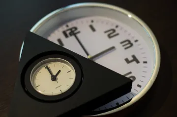 Pravidlo konce března: Přichází letní čas i čas na jeho kritiku