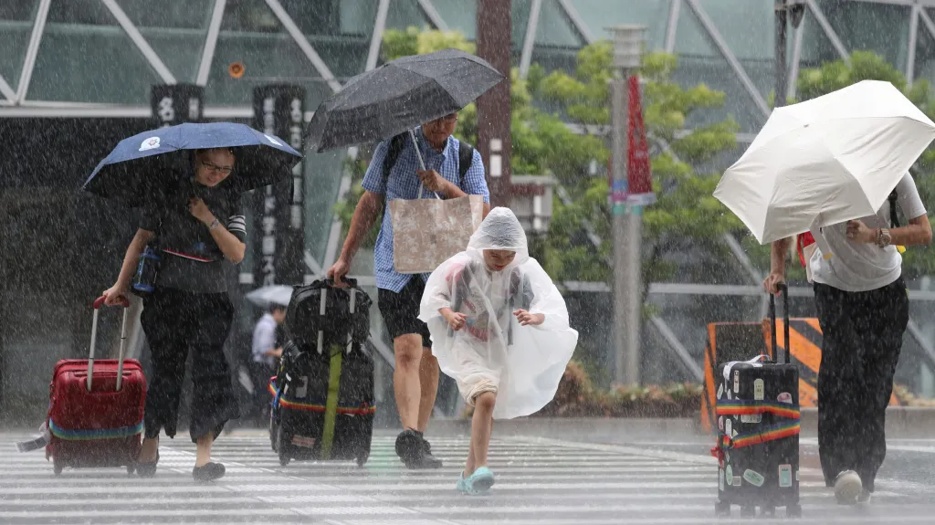Tajfun Lan v ulicích města Nagoja