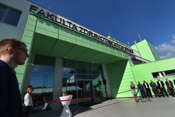 V areálu ústecké nemocnice se otevřela nová budova Fakulty zdravotnických studií