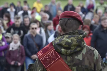 Memoriál připomene válečné parašutisty. Nadšenci budou bloudit krajinou jako výsadkáři před 75 lety