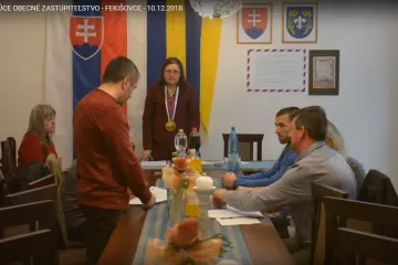 Zasedání obce Fekišovce je hitem internetu. Kvůli panovačné starostce složili čtyři zastupitelé mandát