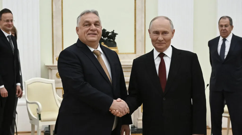 Ruský vládce Vladimir Putin a maďarský premiér Viktor Orbán během setkání v Kremlu (28. listopadu 2025)