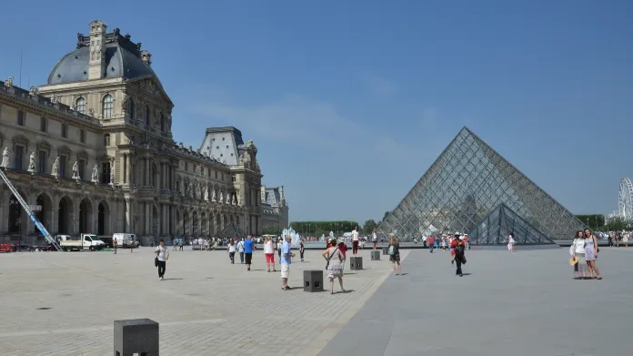 Palace Louvre se slavnou prosklenou pyramidou, která slouží jako vchod do muzea.
