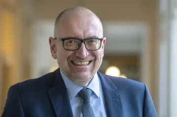 Česko bude hledat partnery i mimo V4, Francie dává smysl díky jádru, řekl Bek v Bruselu 