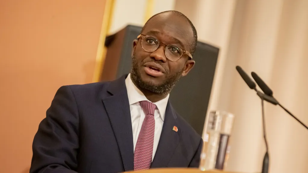 Britský ministr vědy a univerzit Sam Gyimah rezignoval