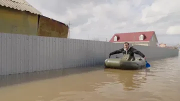 Muž plující na člunu ulicí Orenburgu