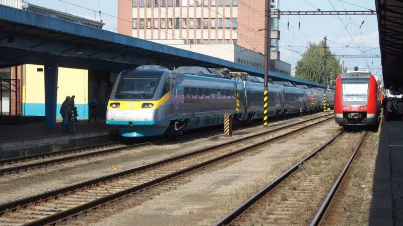 České Pendolino a německý vlak s naklápěcí skříní v Chebu