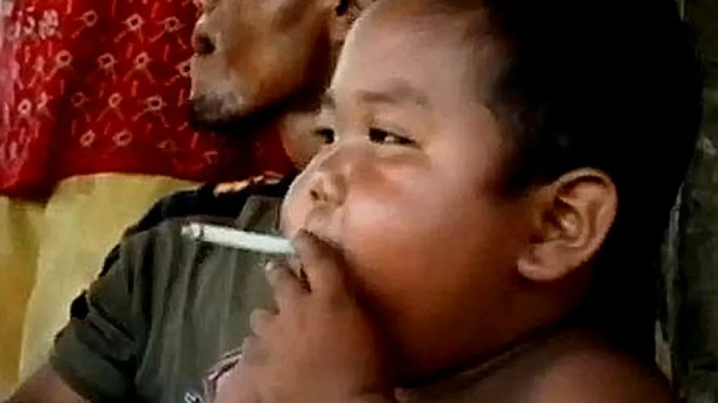 Indonéský chlapec s cigaretou
