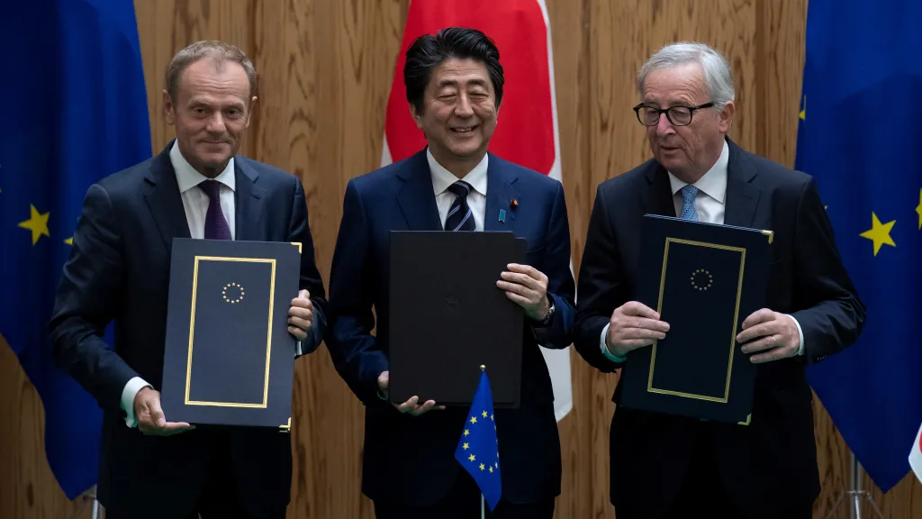Předseda Evropské rady Donald Tusk, japonský premiér Šinzó Abe a šéf EK Jean-Claude Juncker
