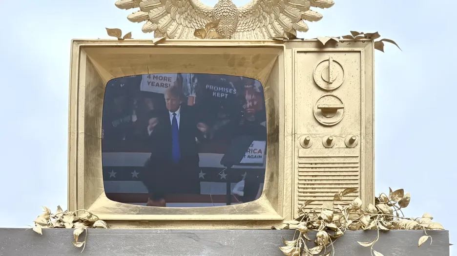 Videoinstalace na National Mall s tančícím Trumpem
