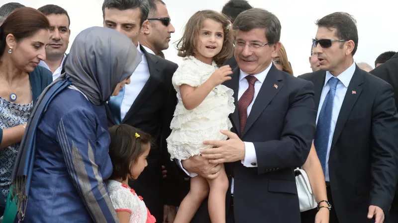 Premiér Ahmet Davutoglu s osvobozenými rukojmími