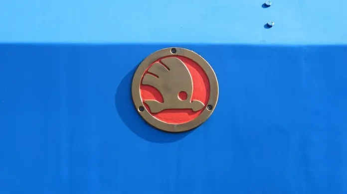 Znak Škodových závodů na kouřovém deflektoru "Albatrosu"