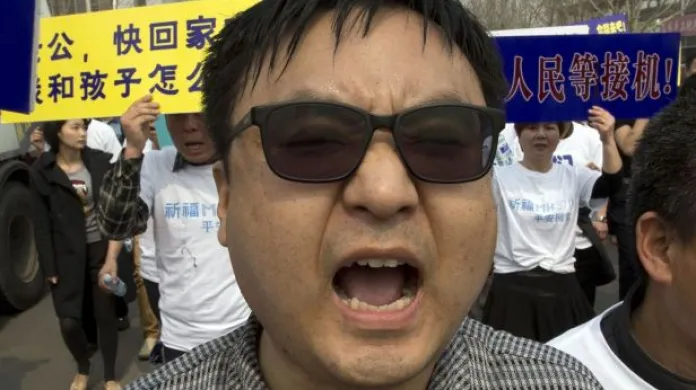 Příbuzní cestujících vytáhli v Pekingu na pochod proti ambasádě Malajsie
