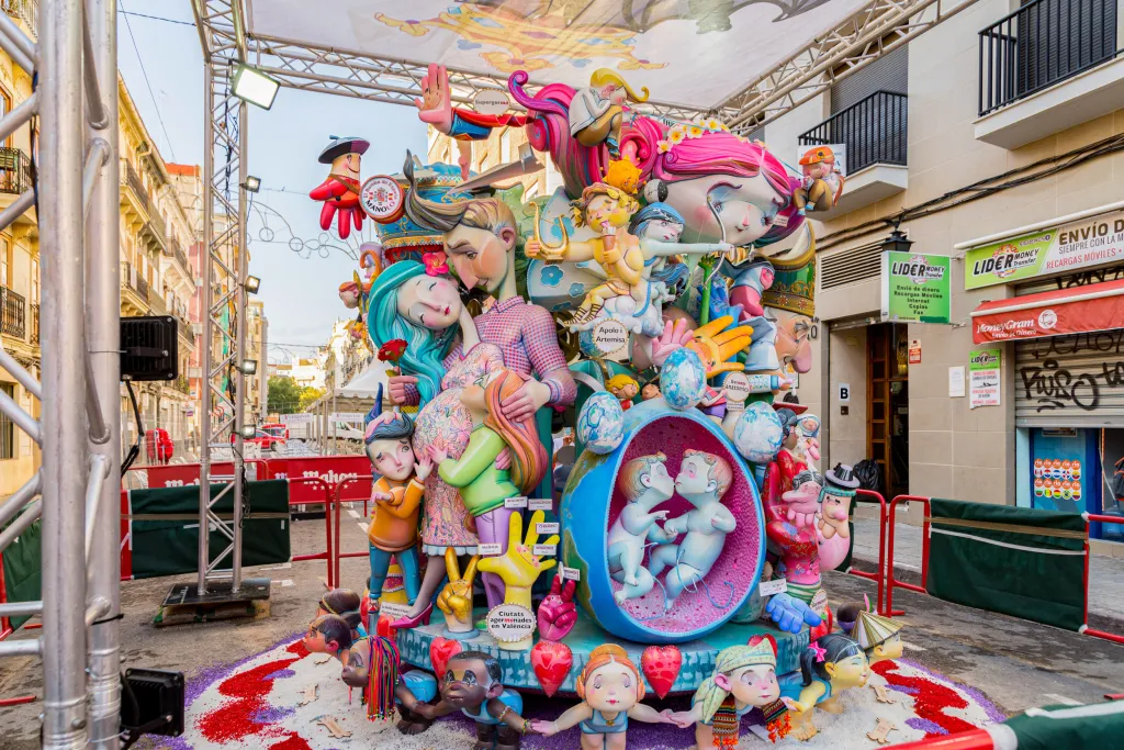 Las Fallas vhání do ulic Valencie radost každý rok od 15. do 19. března a přípravy trvají celý rok. Letošní ročník byl z obav před šířením onemocnění covid-19 přesunutý na datum 1. až 5. září