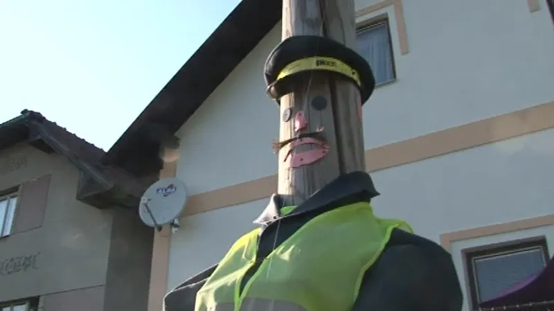 Pavel Němec zpomaluje řidiče atrapou policisty