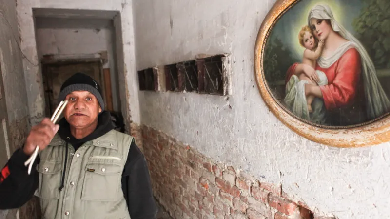 Nezaměstnaný Rom v předraženém nájmu v neudržovaném domě