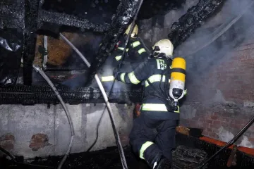 Noční požár způsobil výpadek proudu v Plzni. Postihl i fakultní nemocnici 