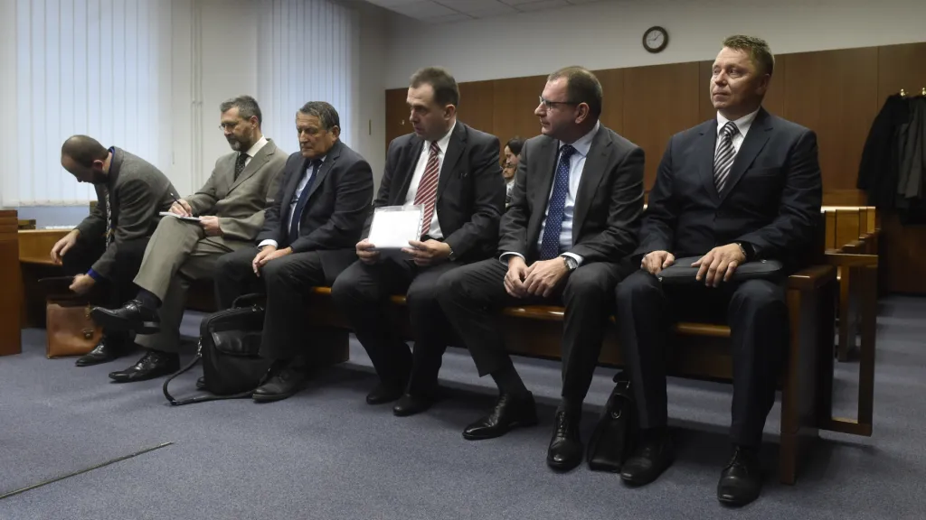 Zleva obžalovaní Lubor Kindl, Petr Tuhý, Pavel Hlavatý, Karel Melichar, Vladimír Šiša a Martin Jurenka
