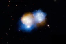 Když se srazily dvě kupy galaxií, temná hmota se nezastavila