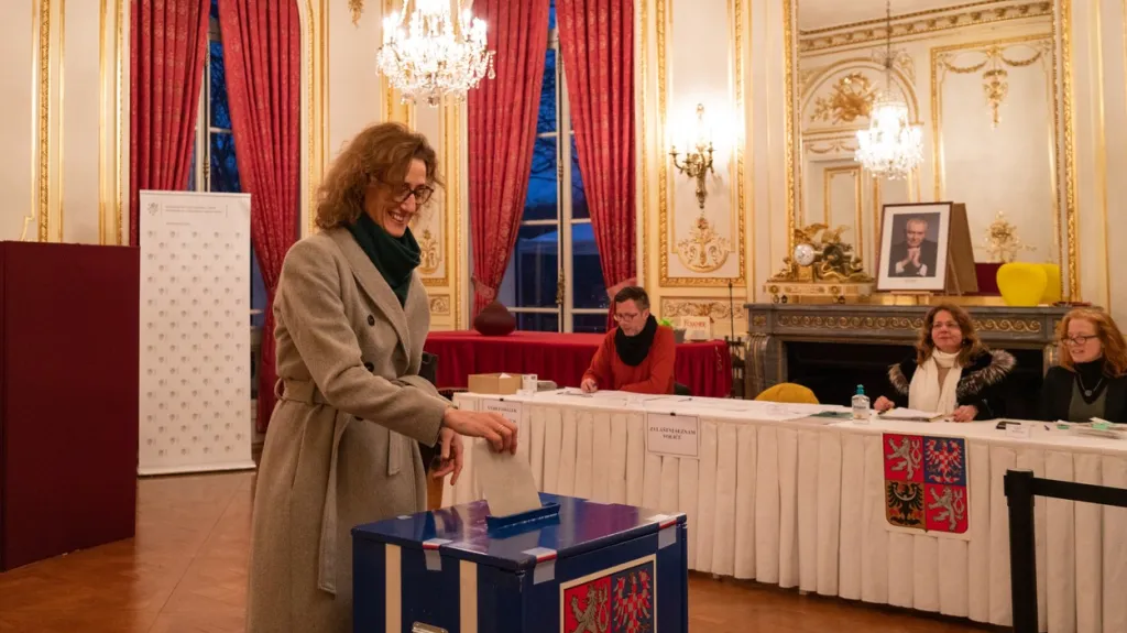 Hlasování ve volební místnosti v Paříži