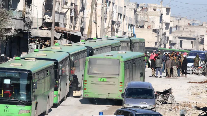 Autobusy pro evakuaci lidí z Aleppa