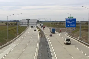 Dělníci v noci na neděli zbourali dva nadjezdy na Pražském okruhu, je opět průjezdný